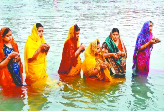 आज छठ पर्वको मुख्य दिन, अस्ताउँदो सूर्यलाई अर्घ दिइँदै
