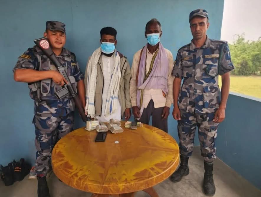 हुण्डीको रकमसहित नजिर र मुम्ताज पक्राउ