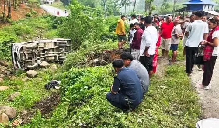 महोत्तरीबाट प्रस्थान गरेको स्कुल बस उदयपुरमा पल्टियो, १ जनाको मृत्यु, ३० घाइते (नामसहित)